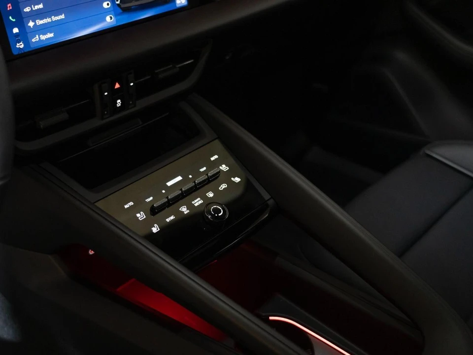 2026 Porsche Macan Electric - Image 22 of 27