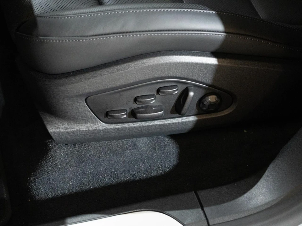 2026 Porsche Macan Electric - Image 13 of 27