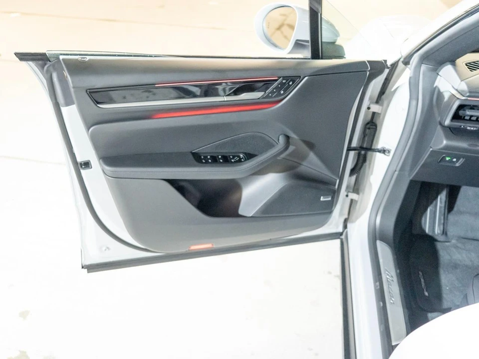 2026 Porsche Macan Electric - Image 17 of 27
