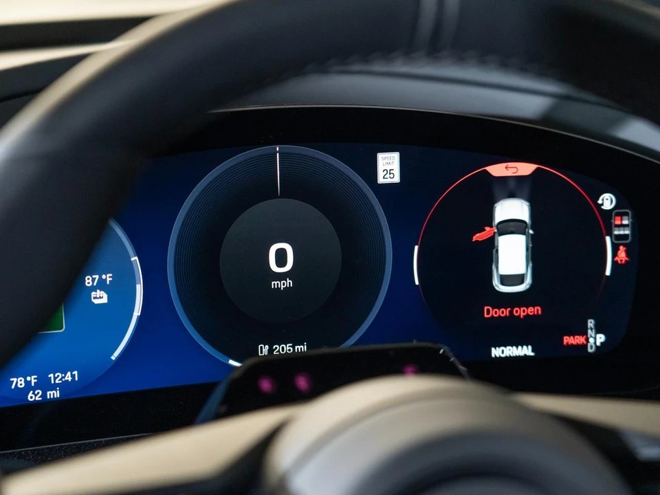 2026 Porsche Macan Electric - Image 19 of 27