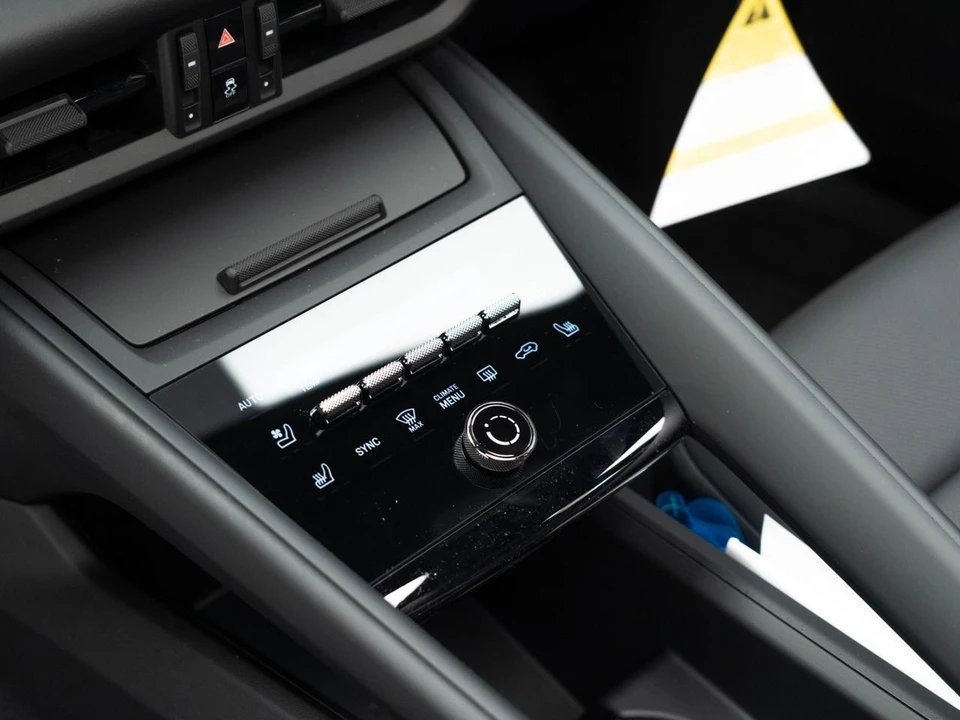 2026 Porsche Macan Electric - Image 26 of 31