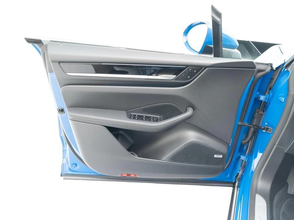 2026 Porsche Macan Electric - Image 20 of 31