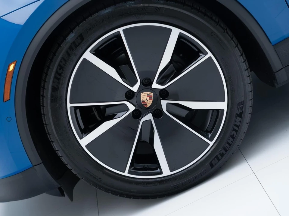2026 Porsche Macan Electric - Image 12 of 31