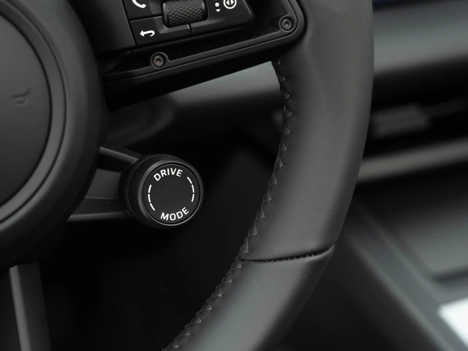 2026 Porsche Macan Electric - Image 27 of 31