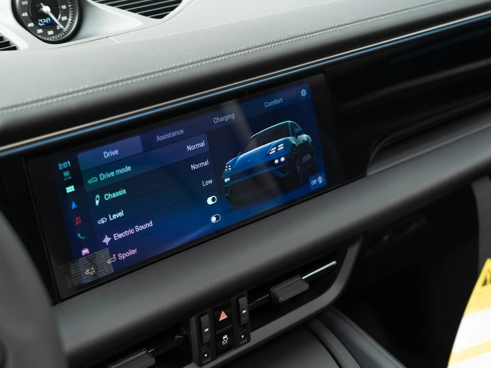2026 Porsche Macan Electric - Image 25 of 31
