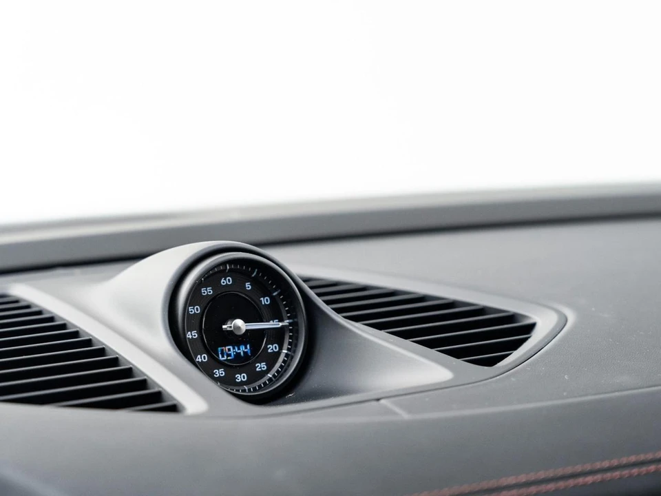 2026 Porsche Macan Electric - Image 25 of 31