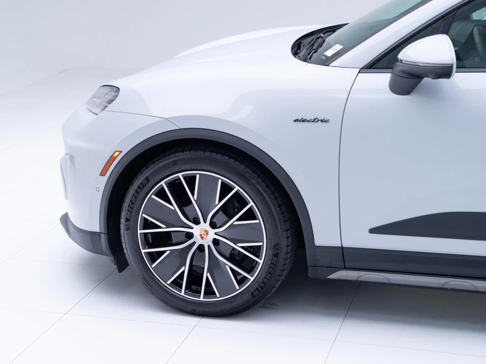 2026 Porsche Macan Electric - Image 11 of 31