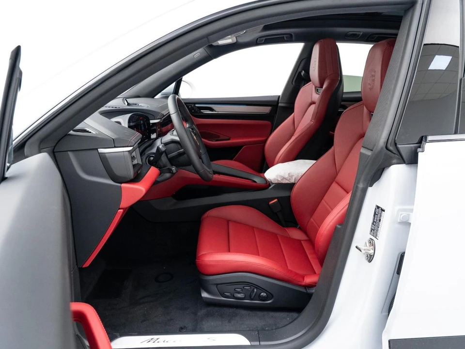 2026 Porsche Macan Electric - Image 18 of 31