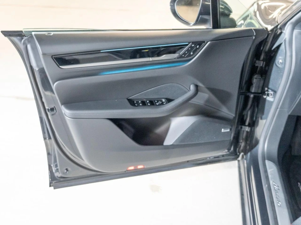 2026 Porsche Macan Electric - Image 16 of 30