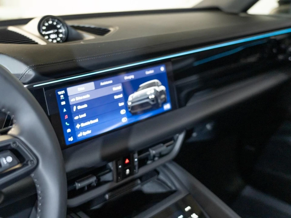 2026 Porsche Macan Electric - Image 21 of 30