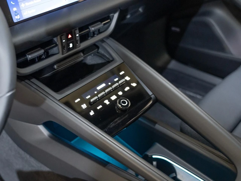 2026 Porsche Macan Electric - Image 22 of 30