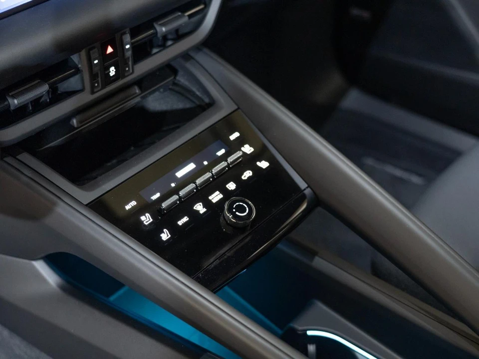 2026 Porsche Macan Electric - Image 23 of 30