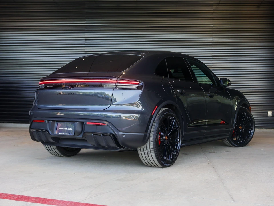 2026 Porsche Macan Electric - Image 7 of 31