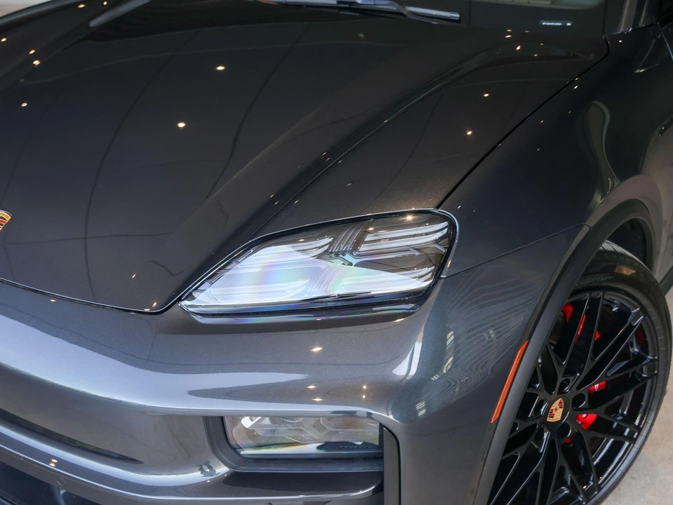 2026 Porsche Macan Electric - Image 12 of 31
