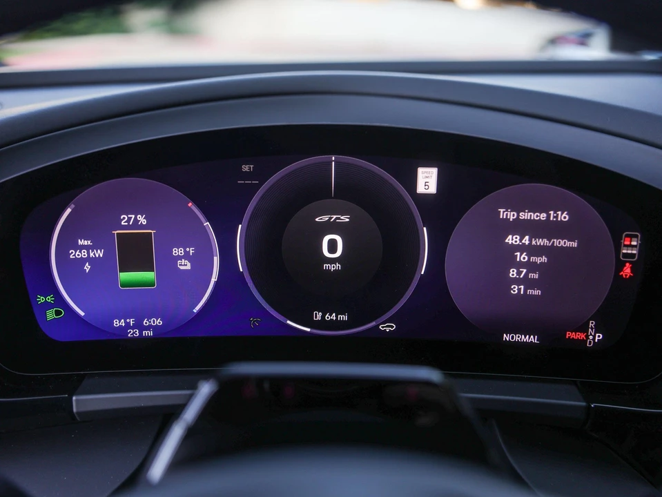 2026 Porsche Macan Electric - Image 17 of 31