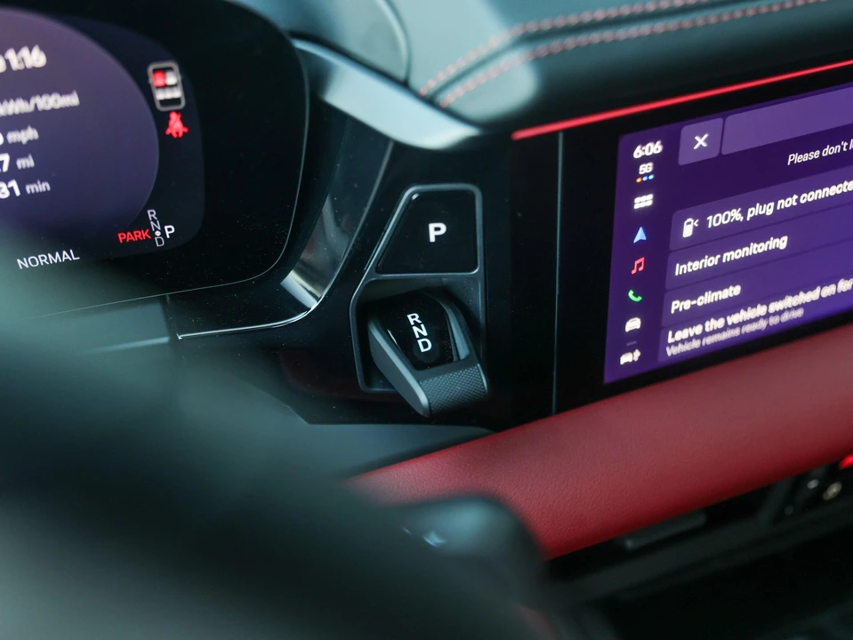 2026 Porsche Macan Electric - Image 23 of 31