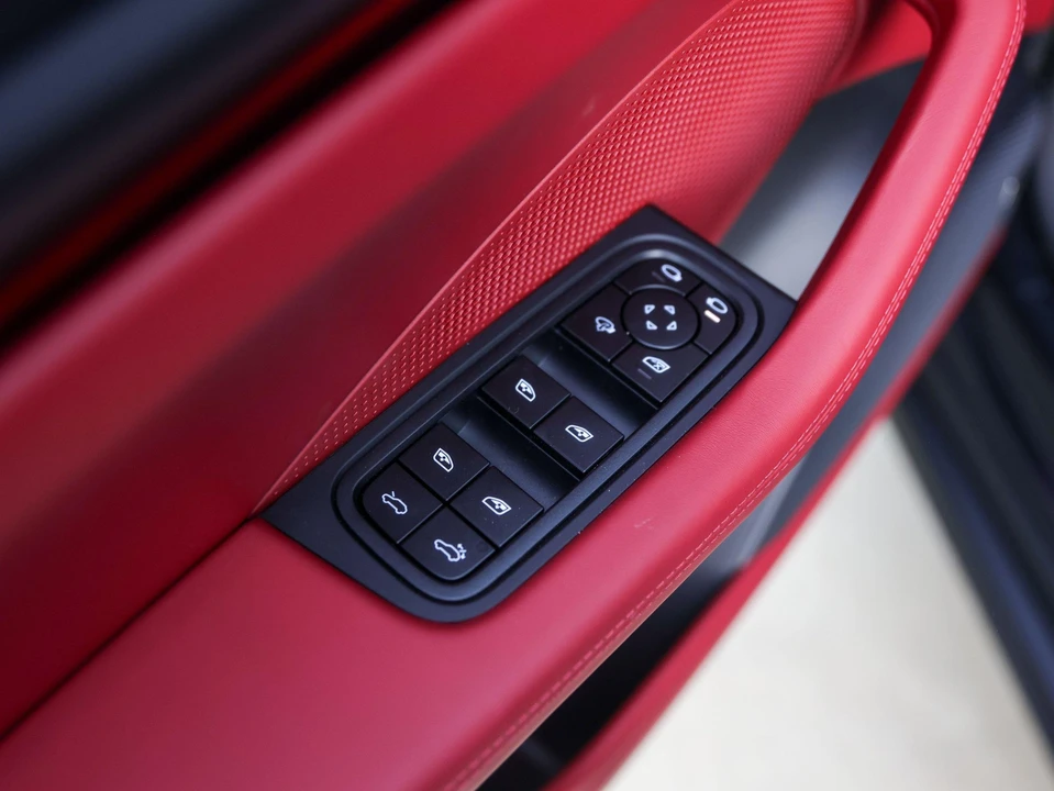 2026 Porsche Macan Electric - Image 27 of 31