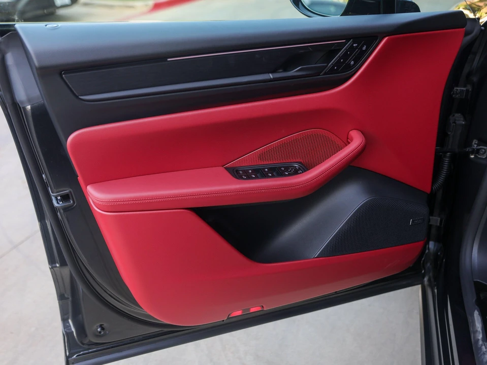 2026 Porsche Macan Electric - Image 28 of 31