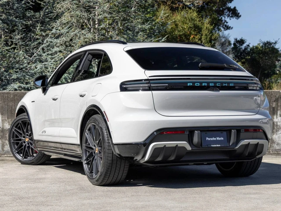 2026 Porsche Macan GTS - Image 3 of 5