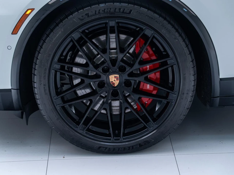 2026 Porsche Macan Electric - Image 13 of 21