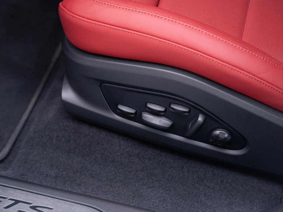 2026 Porsche Macan Electric - Image 17 of 21