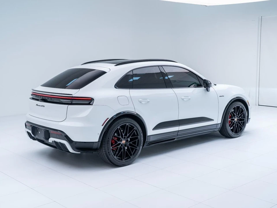 2026 Porsche Macan Electric - Image 10 of 21