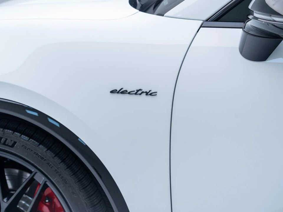 2026 Porsche Macan Electric - Image 14 of 21