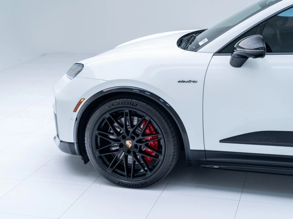 2026 Porsche Macan Electric - Image 12 of 21