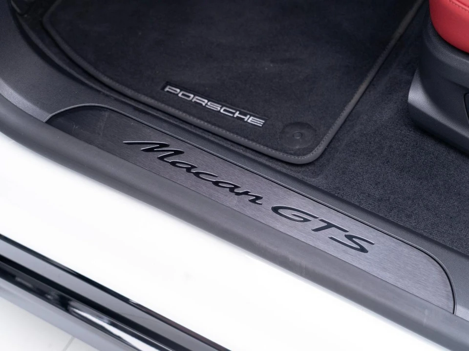 2026 Porsche Macan Electric - Image 16 of 21