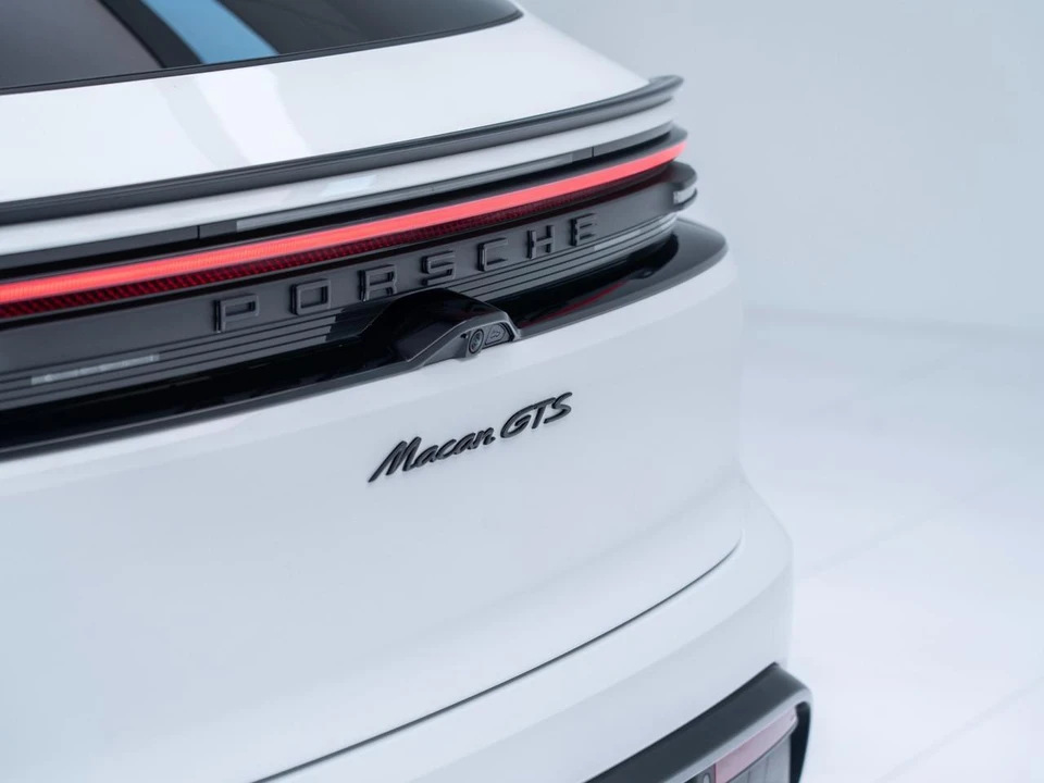 2026 Porsche Macan Electric - Image 15 of 21