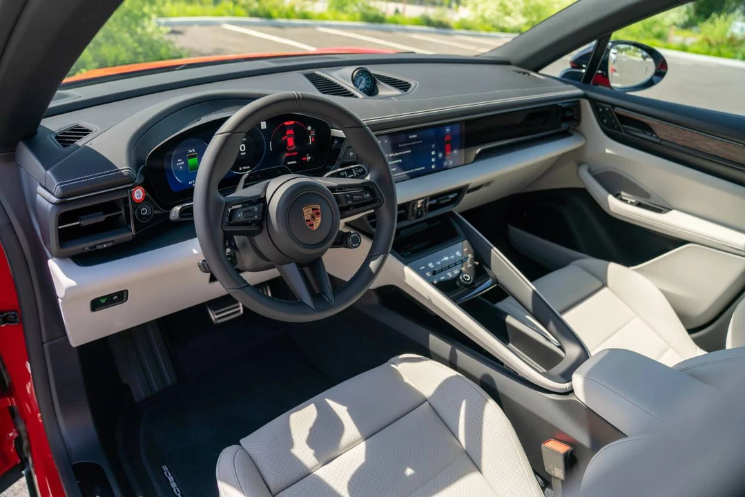2026 Porsche Macan GTS - Image 4 of 5