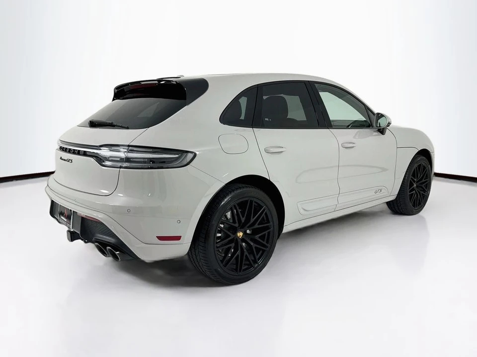 2026 Porsche Macan GTS - Image 9 of 31