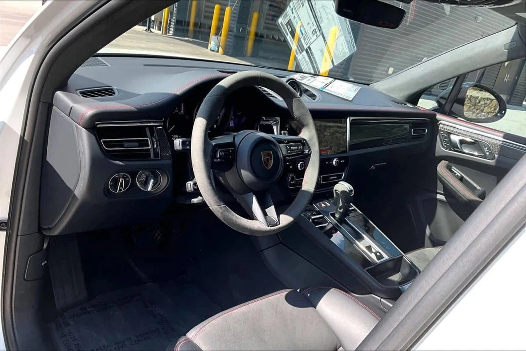 2026 Porsche Macan GTS - Image 4 of 5