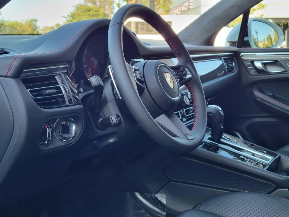 2026 Porsche Macan GTS - Image 4 of 5