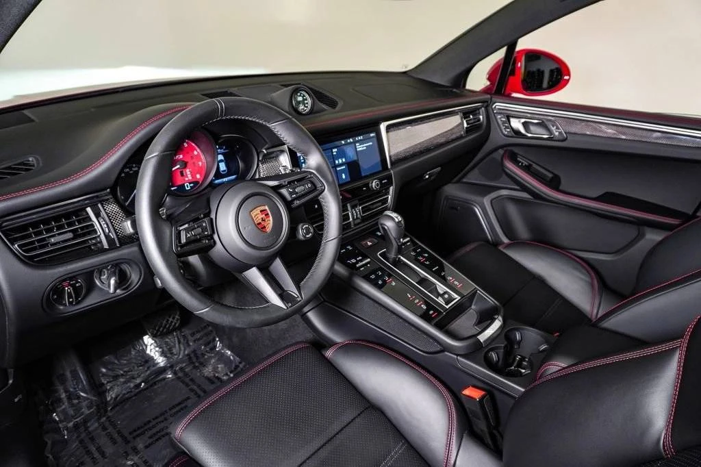 2026 Porsche Macan GTS - Image 4 of 5