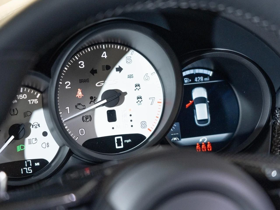 2026 Porsche Macan GTS - Image 19 of 26