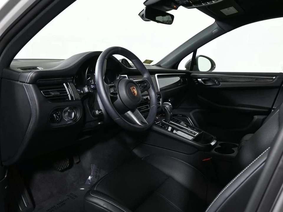2026 Porsche Macan GTS - Image 4 of 5