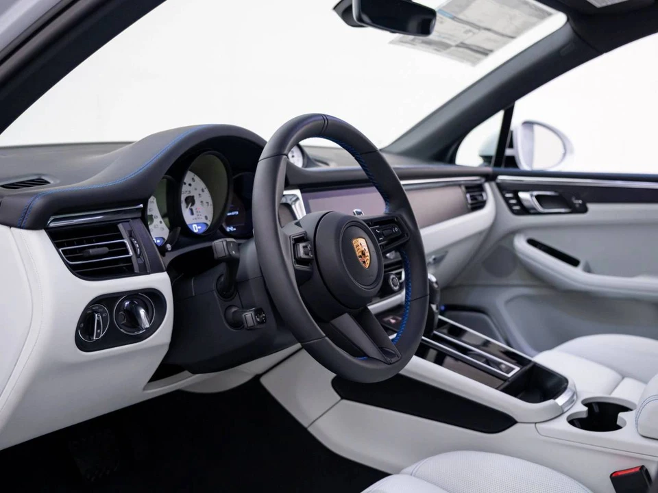 2026 Porsche Macan GTS - Image 4 of 5