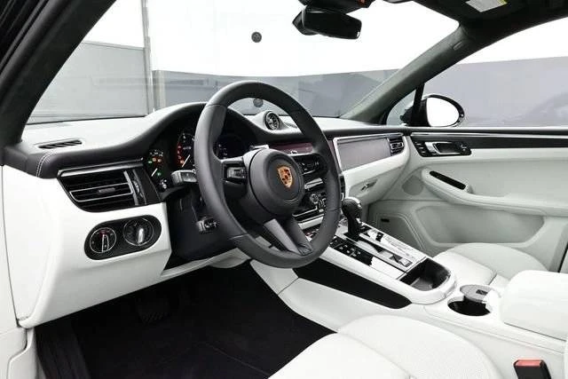 2026 Porsche Macan GTS - Image 4 of 5