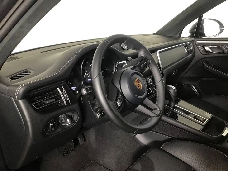 2026 Porsche Macan GTS - Image 4 of 5