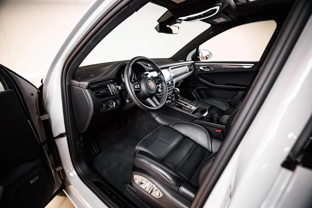 2026 Porsche Macan GTS - Image 4 of 5