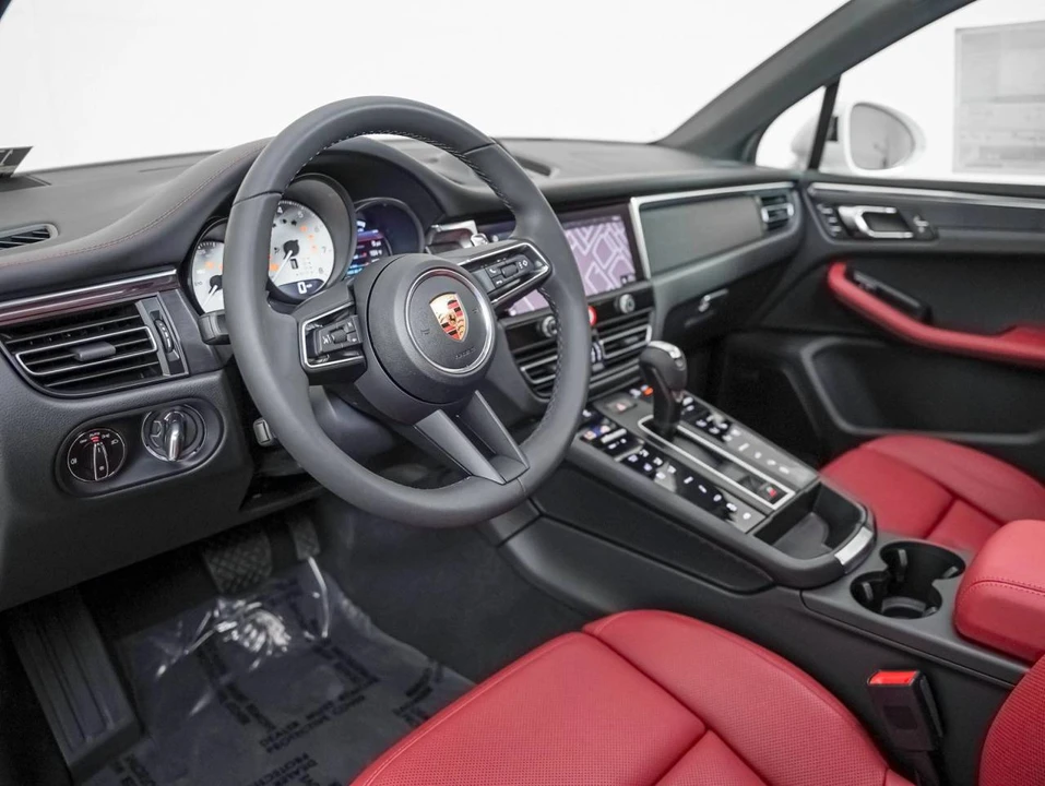 2026 Porsche Macan GTS - Image 4 of 5