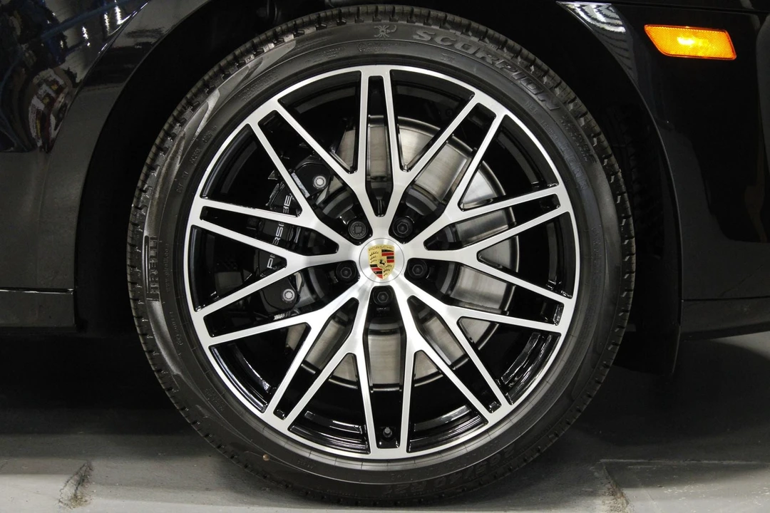 2026 Porsche Macan GTS - Image 9 of 31