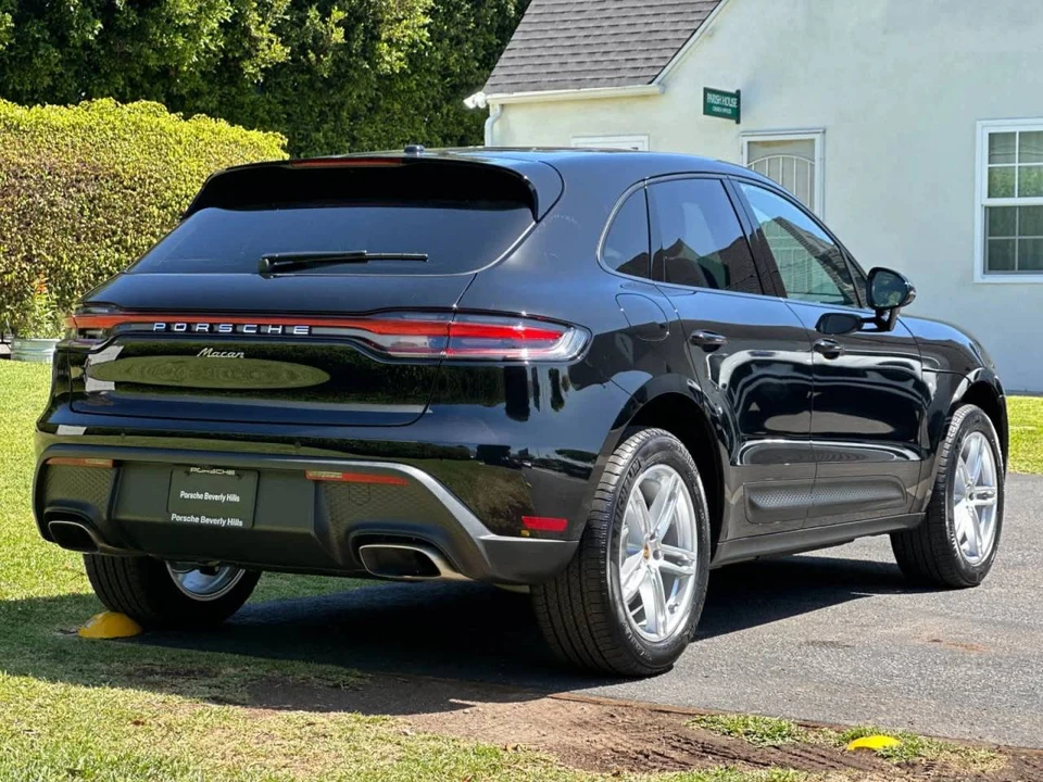 2026 Porsche Macan - Image 8 of 10