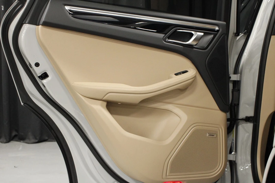 2026 Porsche Macan - Image 15 of 31