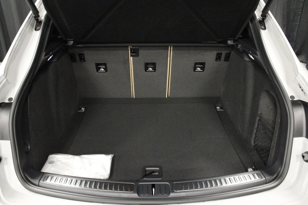 2026 Porsche Macan - Image 18 of 31