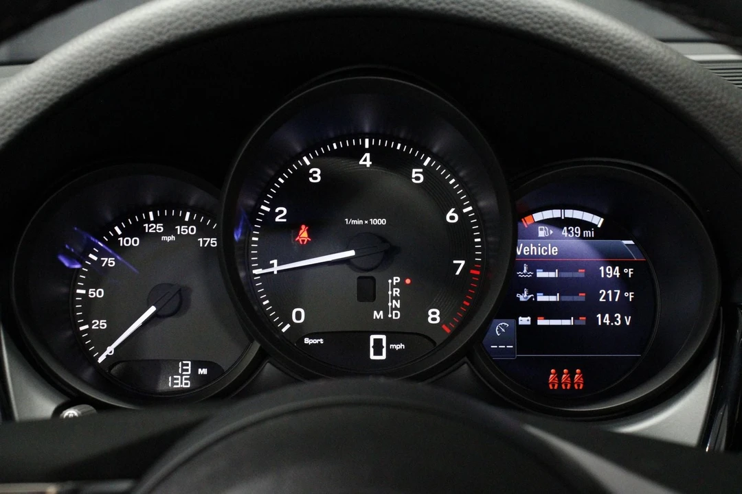 2026 Porsche Macan - Image 22 of 31
