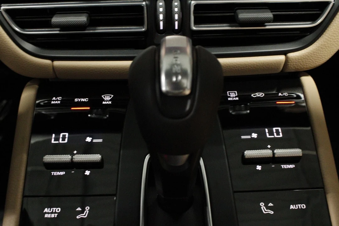 2026 Porsche Macan - Image 24 of 31