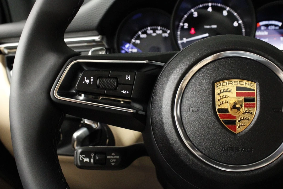 2026 Porsche Macan - Image 27 of 31
