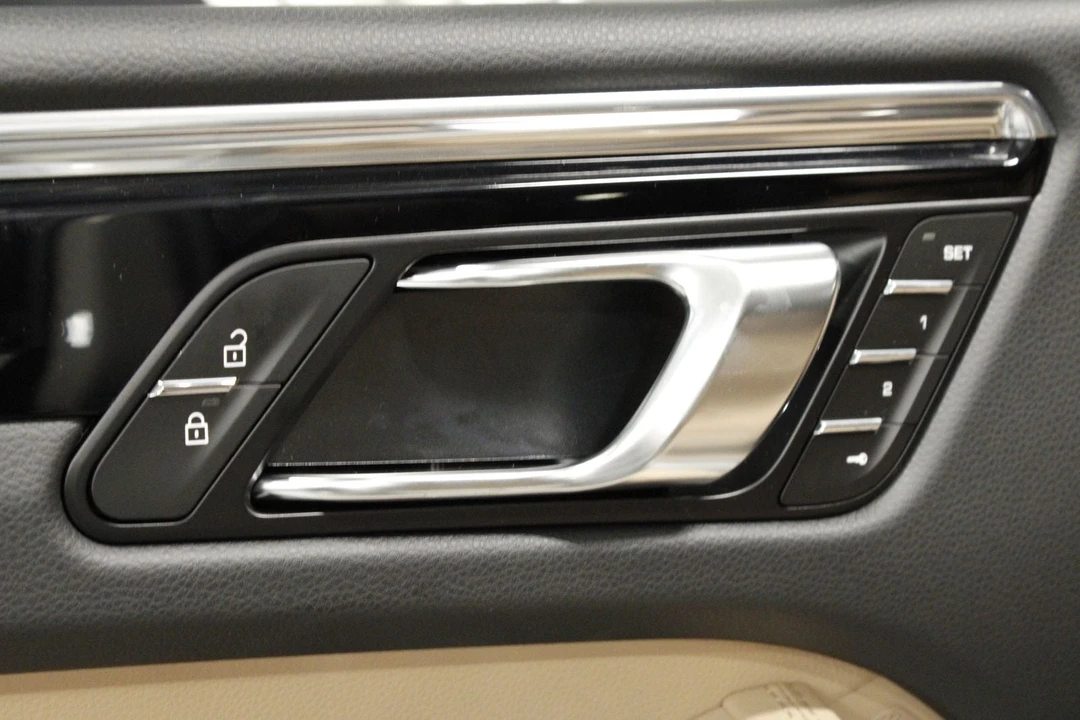 2026 Porsche Macan - Image 29 of 31